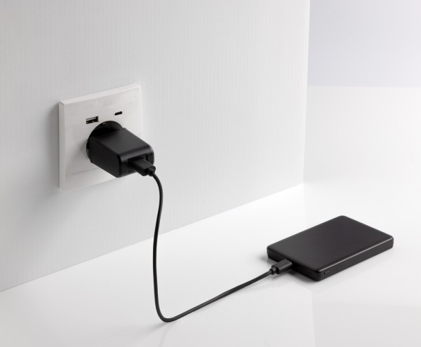 Orion 5.000mAh 5W magnetische Powerbank aus RCS rec. Alu, schwarz