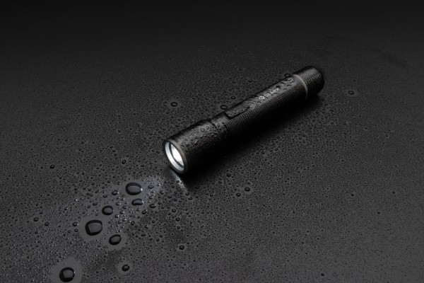 Gear X Taschenlampe aus RCS recycelt. Aluminium mit USB-Akku, schwarz