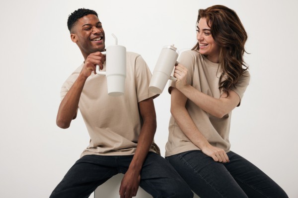 Embrace Deluxe Becher aus RCS recyceltem Edelstahl 900ml, beige