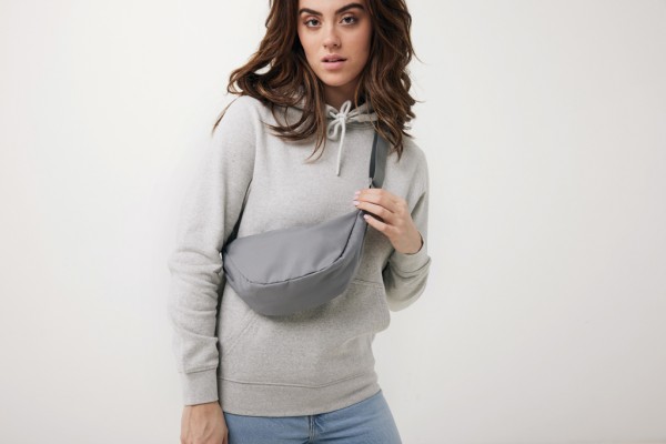 Crescent AWARE™ RPET Half-Moon Sling Tasche, Silbergrau